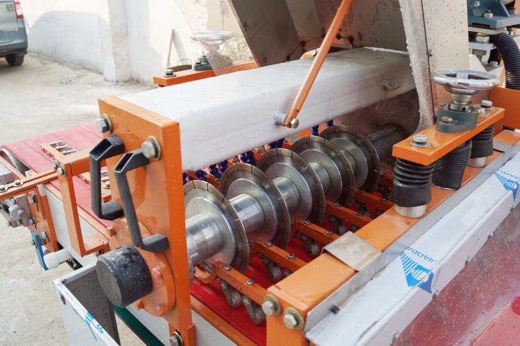 Detail of 800 single group processing machine
