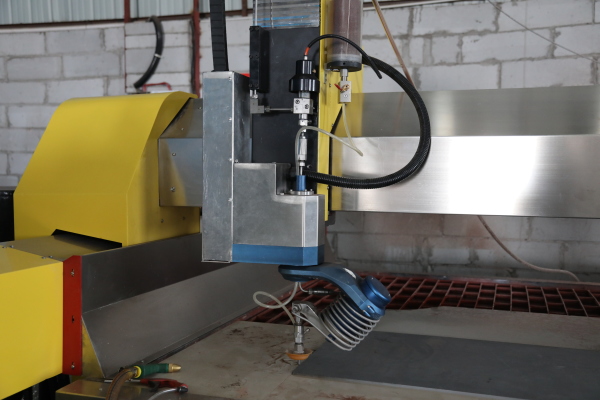 Cutting head of waterjet cutting machine