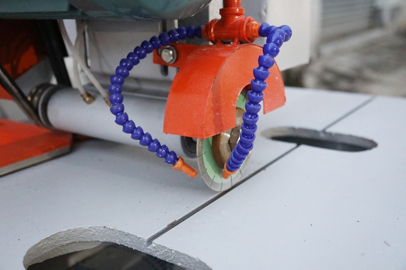 Cutting blade of tile cutting machine