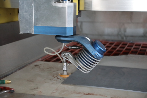 Waterjet cutting head