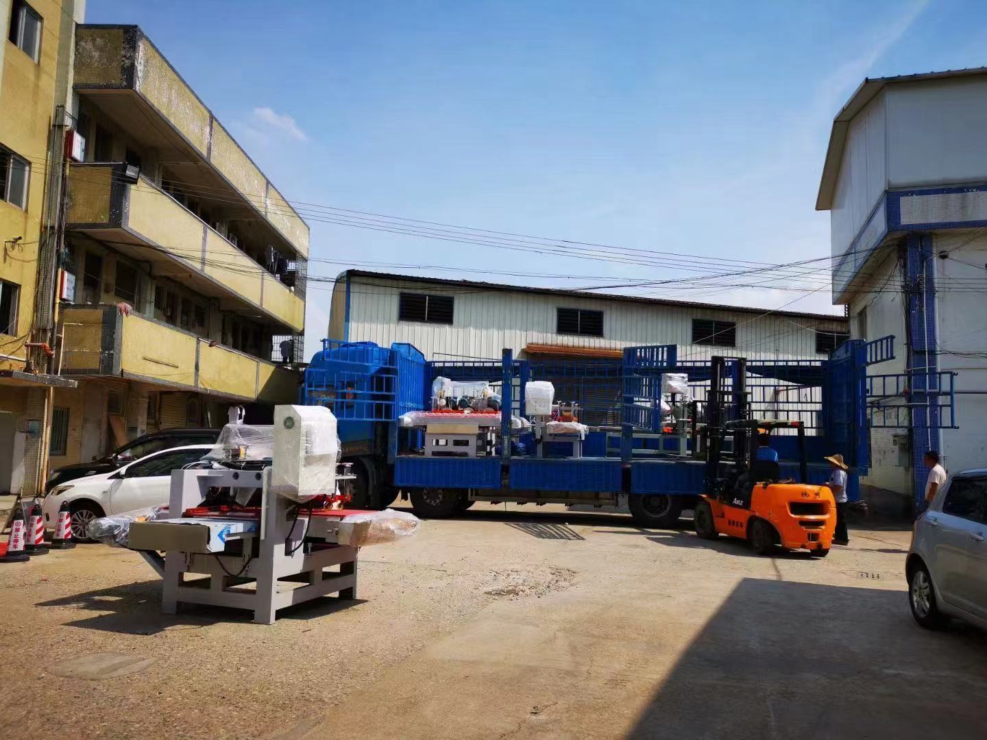 Tile cutting machine