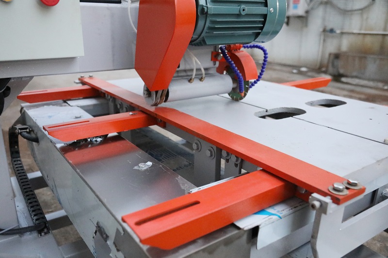 Manual tile cutter