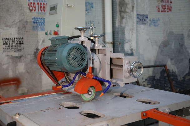 Manual tile cutter