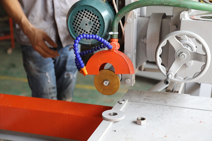 Manual tile cutting machine